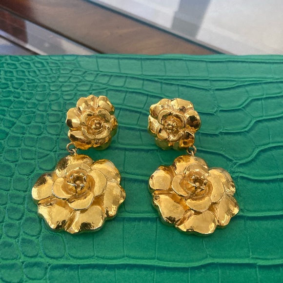 Pre-Loved Vintage CHANEL Gold Plated Clip-On Camellia Flower Dangle Earrings - Picture 3 of 5